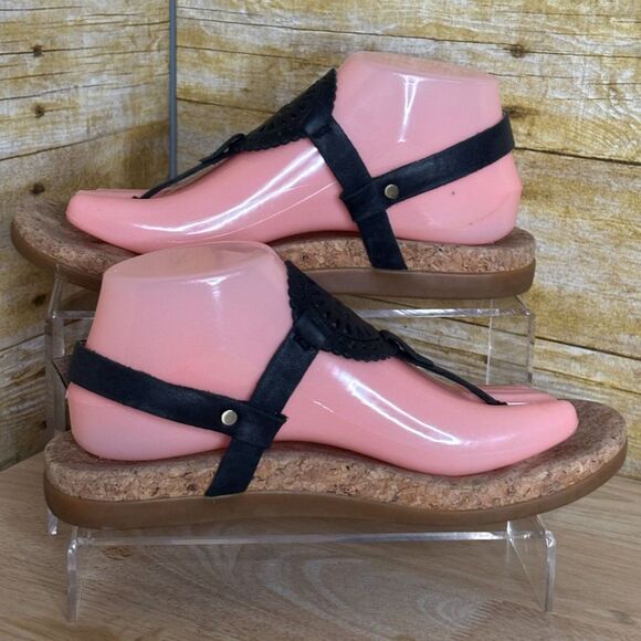 UGG AIDEN ll BLACK LEATHER T-STRAP ADJUSTABLE CASUAL EVERYDAY WEAR SANDALS - Picture 2 of 6